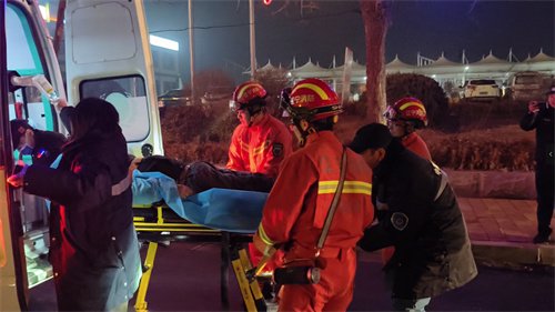 凌晨摩托车与货车相撞，司机被压货车底…消防2分钟打开生命通道