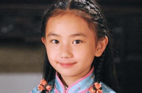 很多人都知道她是陈妞的饰演者,却很少有人能叫出她的真名来.