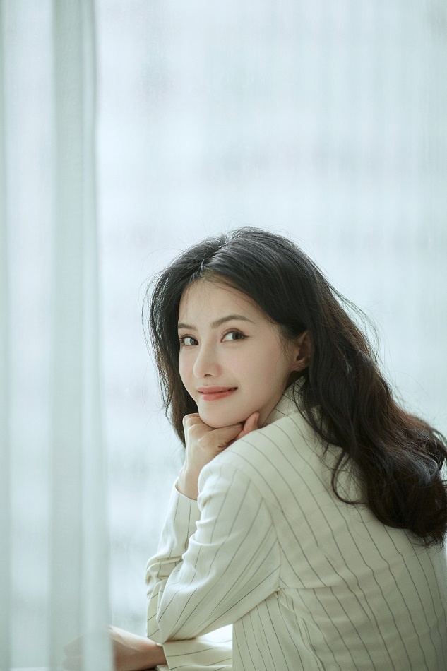 张芷溪惊喜亮相品牌活动 造型简约摩登玩转经典时尚