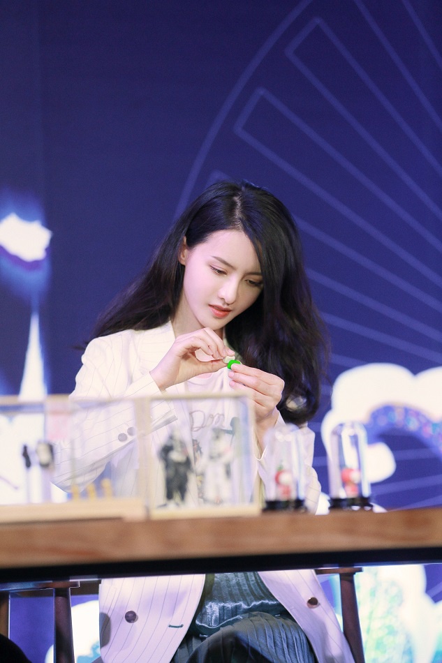 张芷溪惊喜亮相品牌活动 造型简约摩登玩转经典时尚