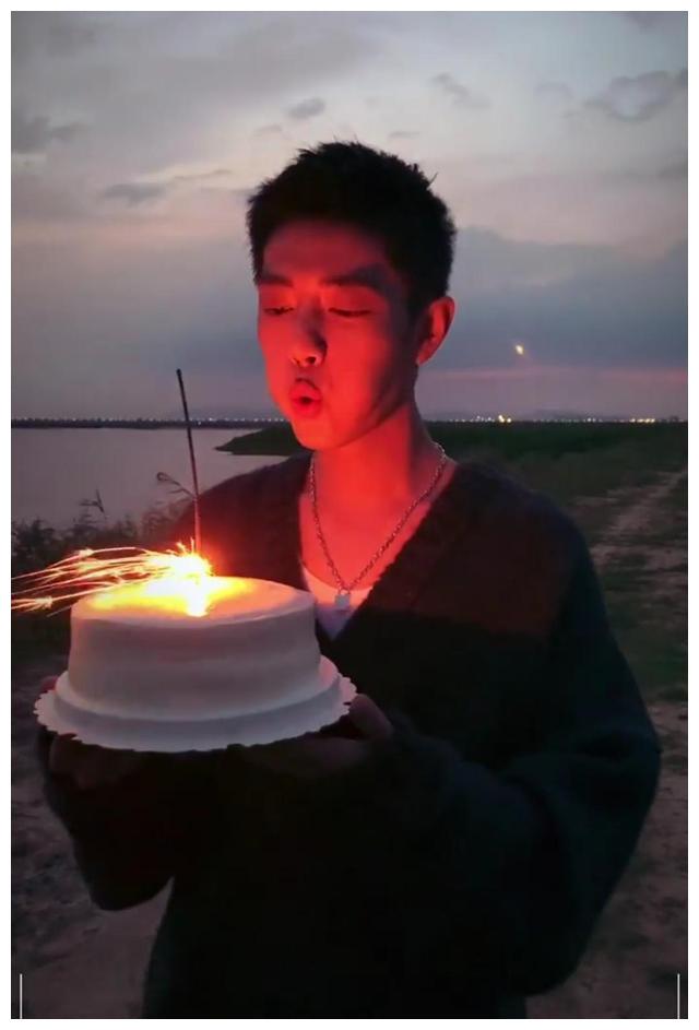 肖战生日吹蜡烛的样子曝光,可爱帅气,脸上还挂着蛋糕
