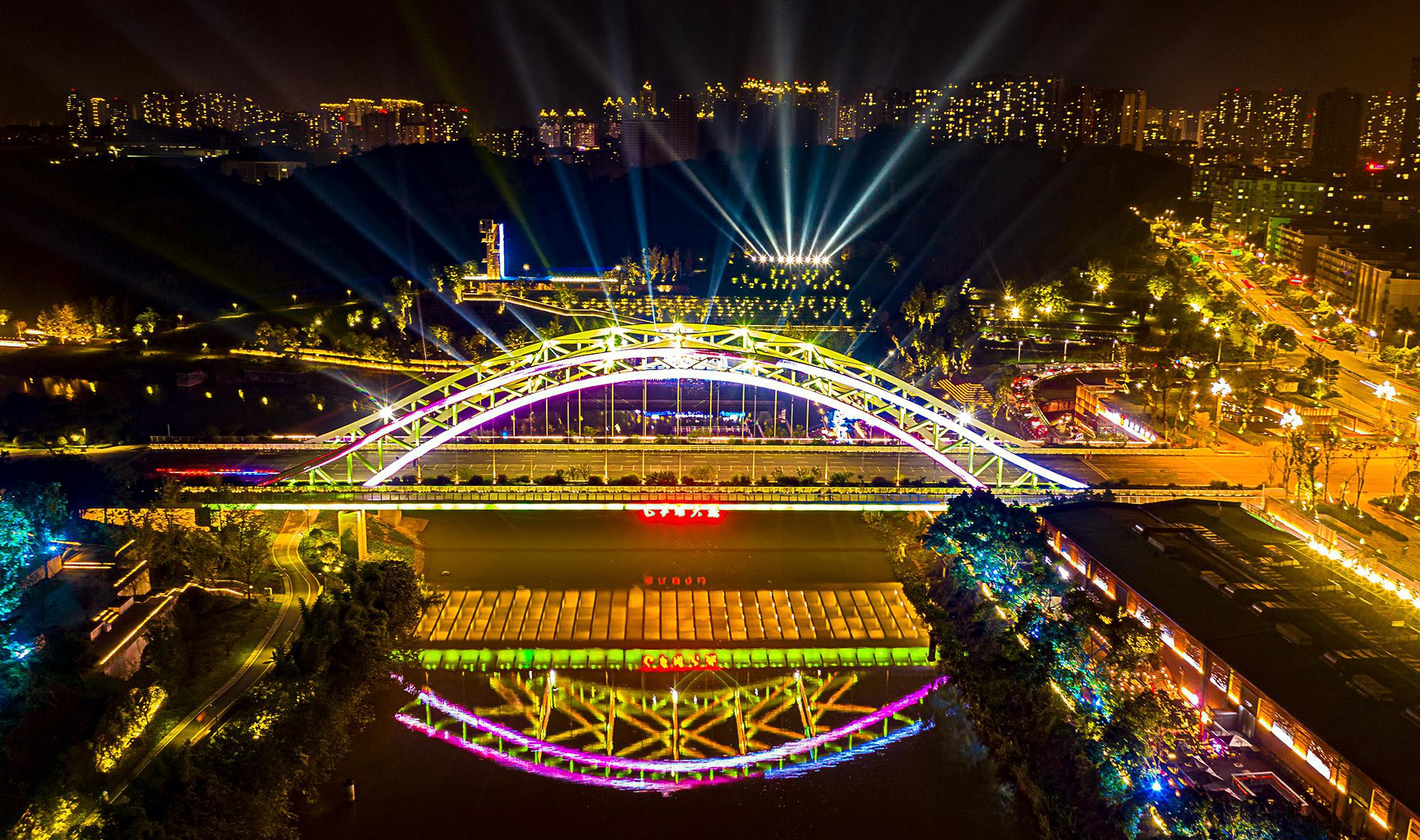 据悉,为迎接本届灯光节,自贡市在夜游釜溪项目原有的基础上,在沿河