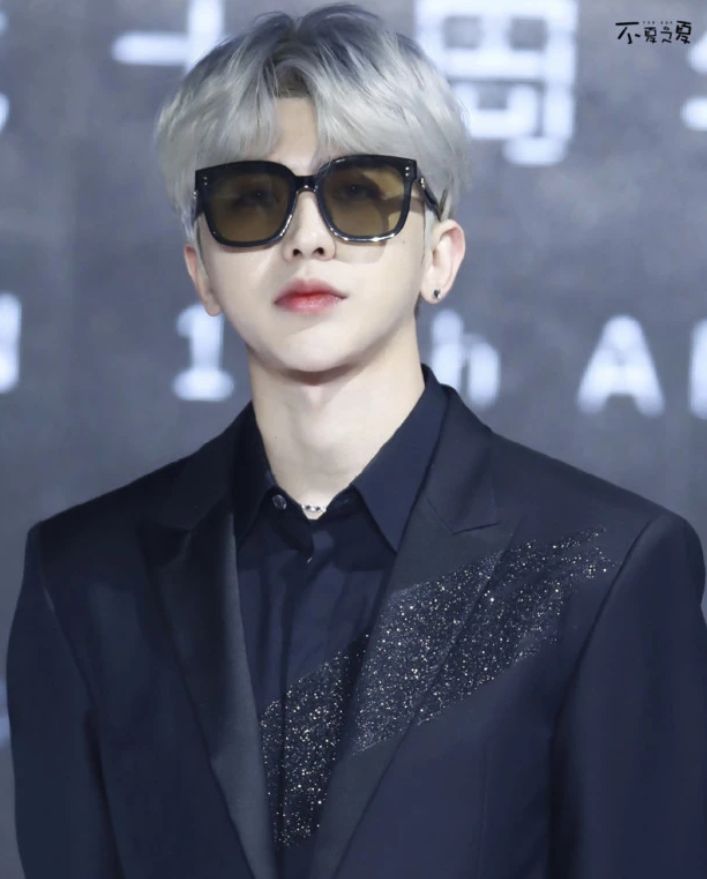 蔡徐坤墨镜杀,银发和黑色西装呼应,搭配简单利落,杀伤力十足