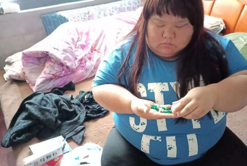 担心校花女友被拐走男朋友将她养到300斤生育成难题