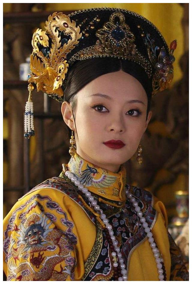 《多情江山》中,顺治的第二任皇后多娜拥有一款实心的钿子,钿子具有