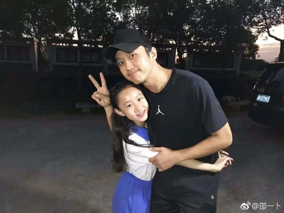 那个与杨幂、邓超合作过的15岁童星女孩，被逼跳楼了……休闲区蓝鸢梦想 - Www.slyday.coM