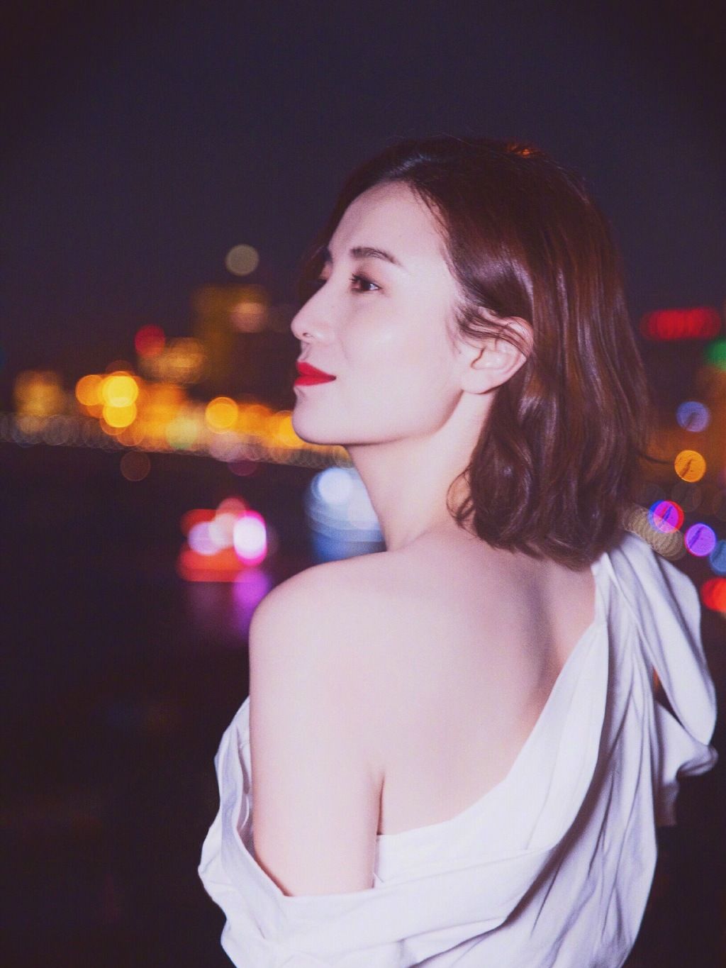 宋佳凭借清新的气质,靓丽的外形吸引人们注意,你中意她吗?