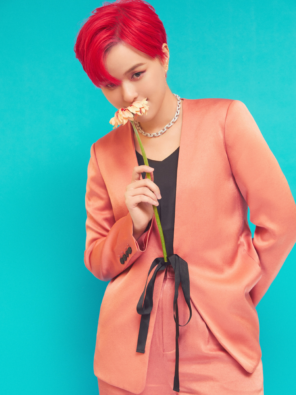 杨芸晴两套西服套装,珊瑚色的温柔浪漫或黑色的酷飒复古