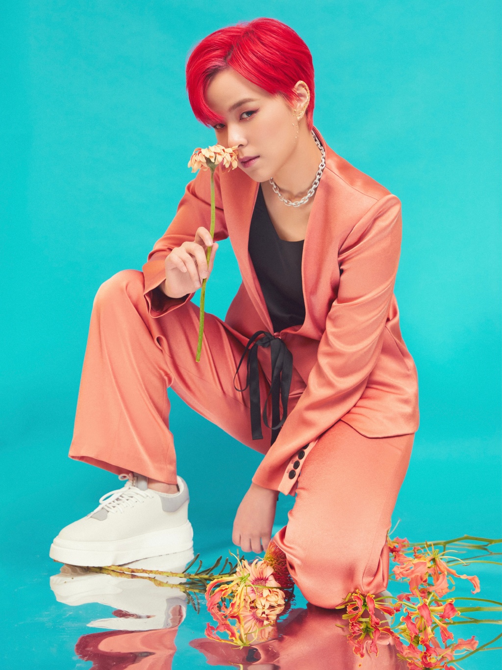 杨芸晴两套西服套装,珊瑚色的温柔浪漫或黑色的酷飒复古_高清图集