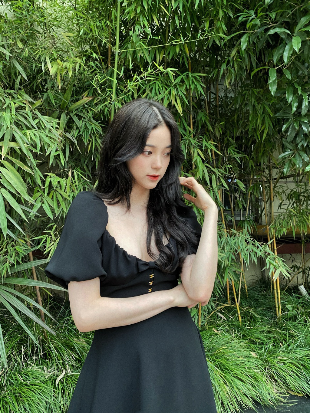 欧阳娜娜的夏日穿搭,身穿一条小黑裙刚刚好,清爽简约