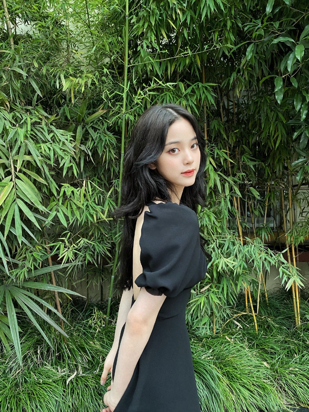 欧阳娜娜的夏日穿搭,身穿一条小黑裙刚刚好,清爽简约