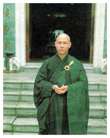 人红了,生意做大了,飘了,和一个比自己大三岁的亚视导演蔡开冰好上了