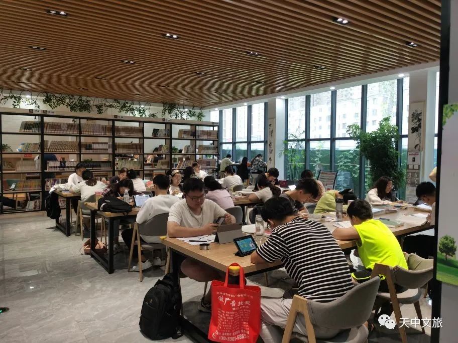 河南驻马店:暑期读书"热"城市书房成为市民读书好去处