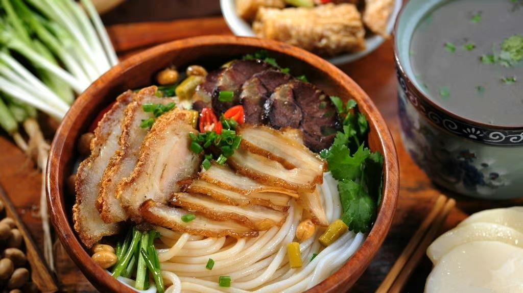 广西除了"桂林山水甲天下",还有能与桂林山水相媲美的广西美食.