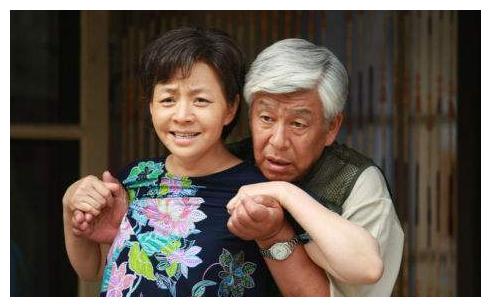 "也正是妻子这一抱,张洪杰拍摄了自己首部电影作品《九香》,与宋春丽