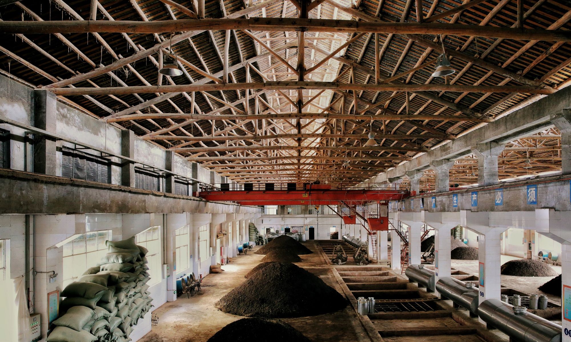 贵和赤脉酒的厂房中便有很大一个空间存放这些酒,贮