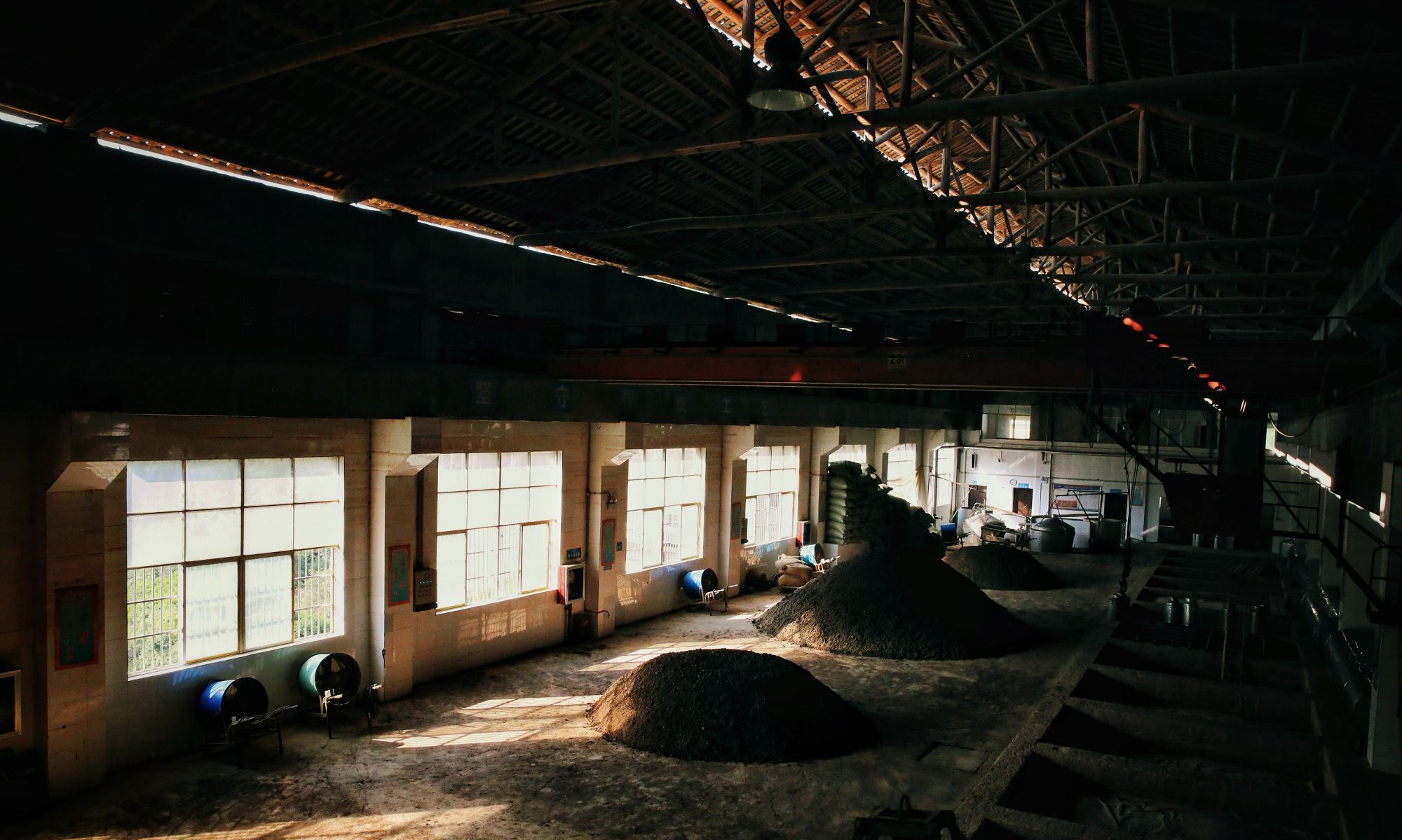 贵和赤脉酒的厂房中便有很大一个空间存放这些酒,贮