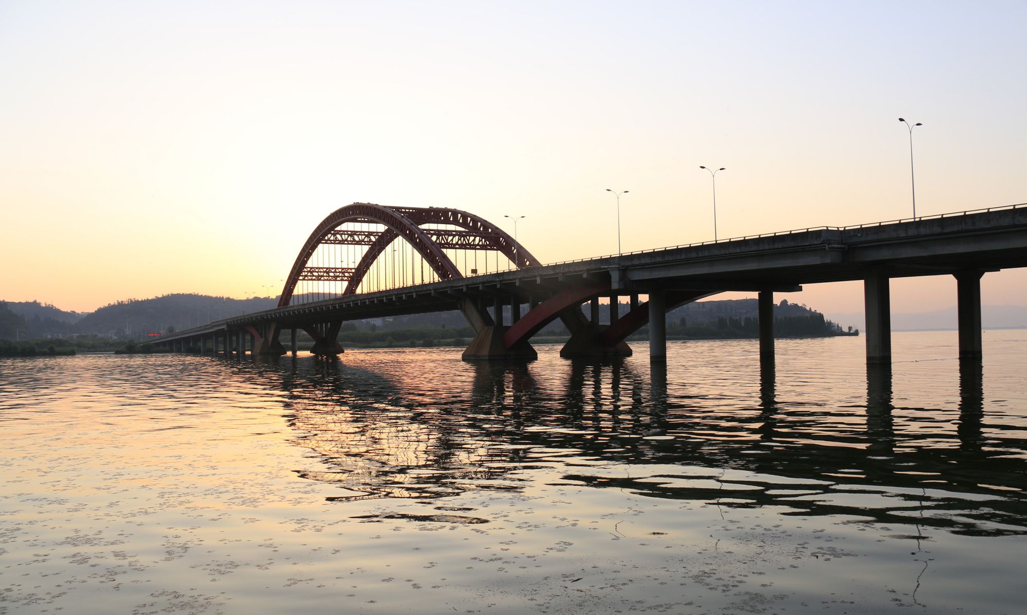 初夏清晨的昆明滇池海口大桥