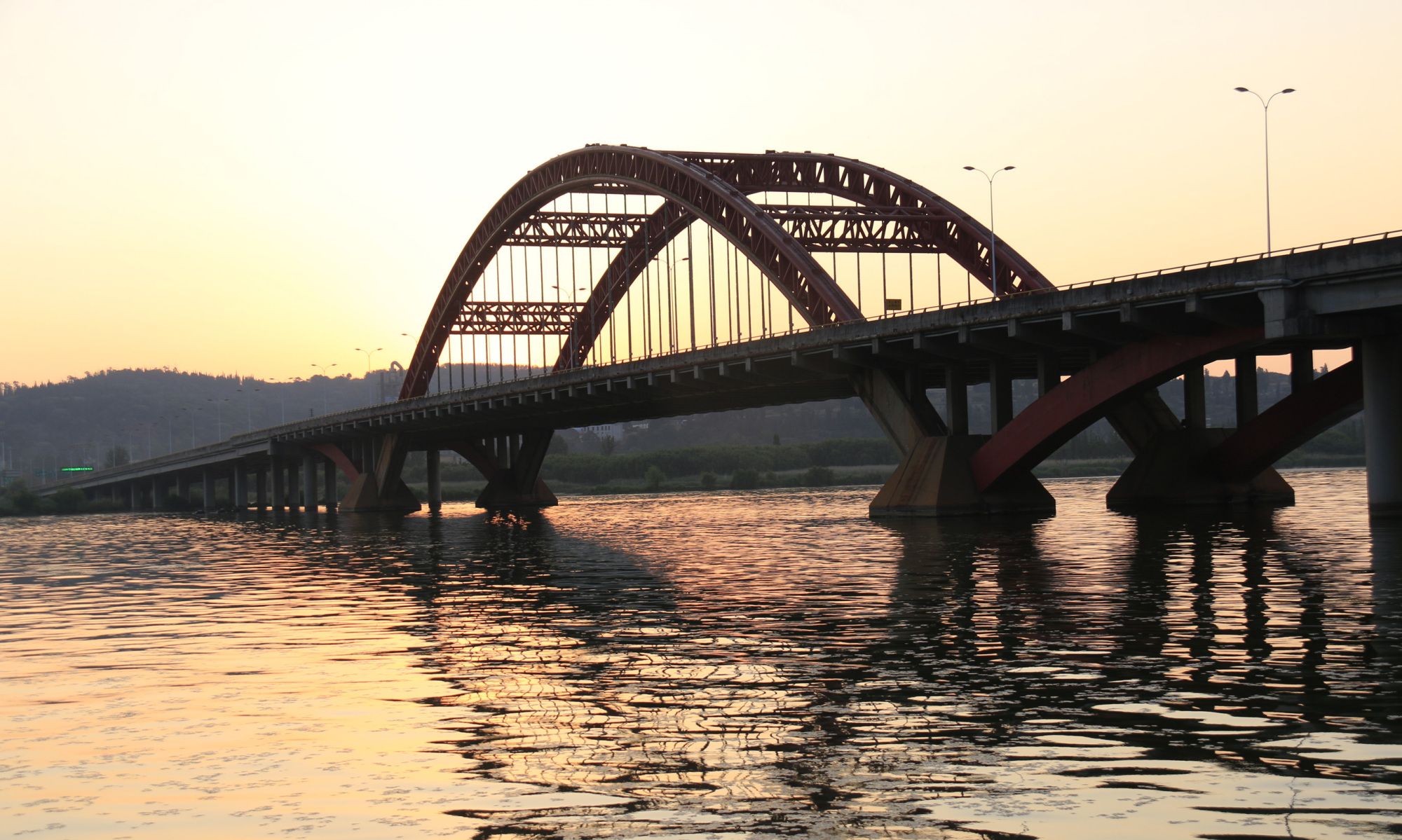 初夏清晨的昆明滇池海口大桥