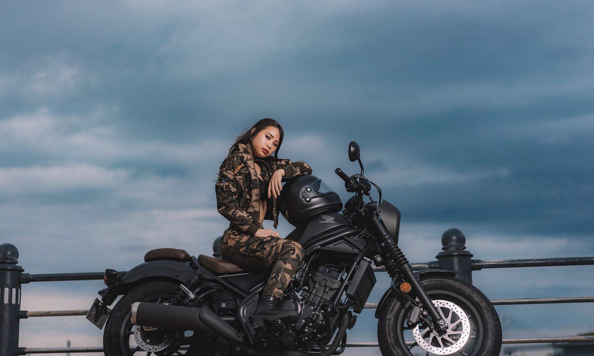 帅气十足的迷彩服这么穿搭,简直让机车美女酷到没朋友