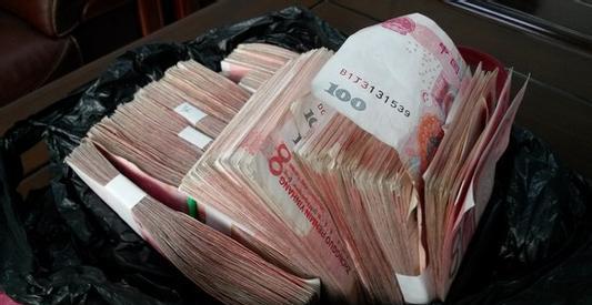 4月发文:6旬环卫工捡到巨额现金,失主回来说了句话