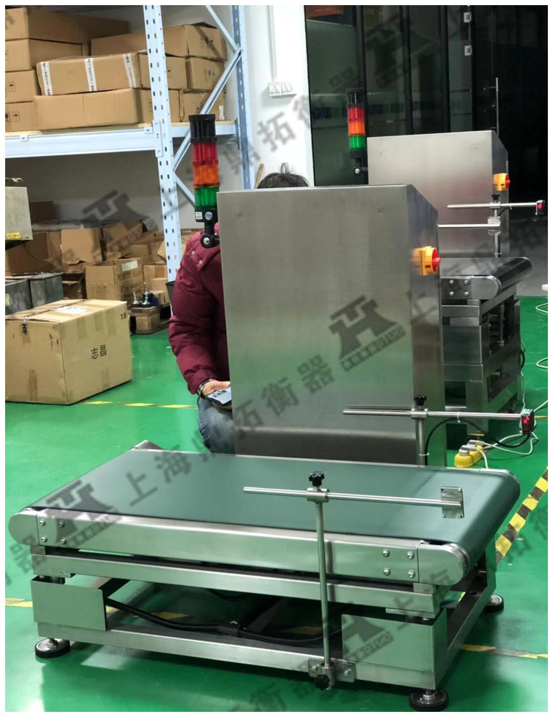 自动检重系统主要由称重台,传输带,显示控制器以及剔除装置等组成.