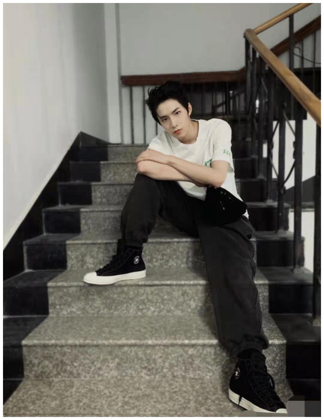 刘耀文的大长腿也非常出名,仅仅十几岁身高就已经是同龄人之间的翘楚