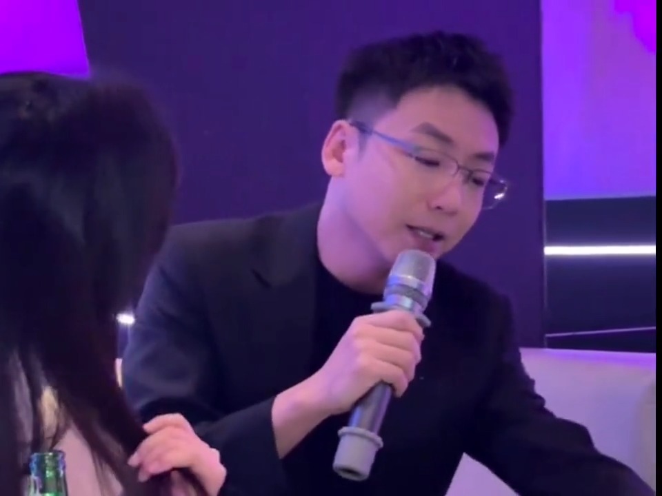 百万网红胡十三演唱《霸王别姬》旁边美女听的如痴如醉