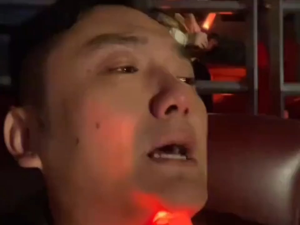 周传雄武汉演唱会歌迷大哥含泪演唱《黄昏》情到深处泪流满面