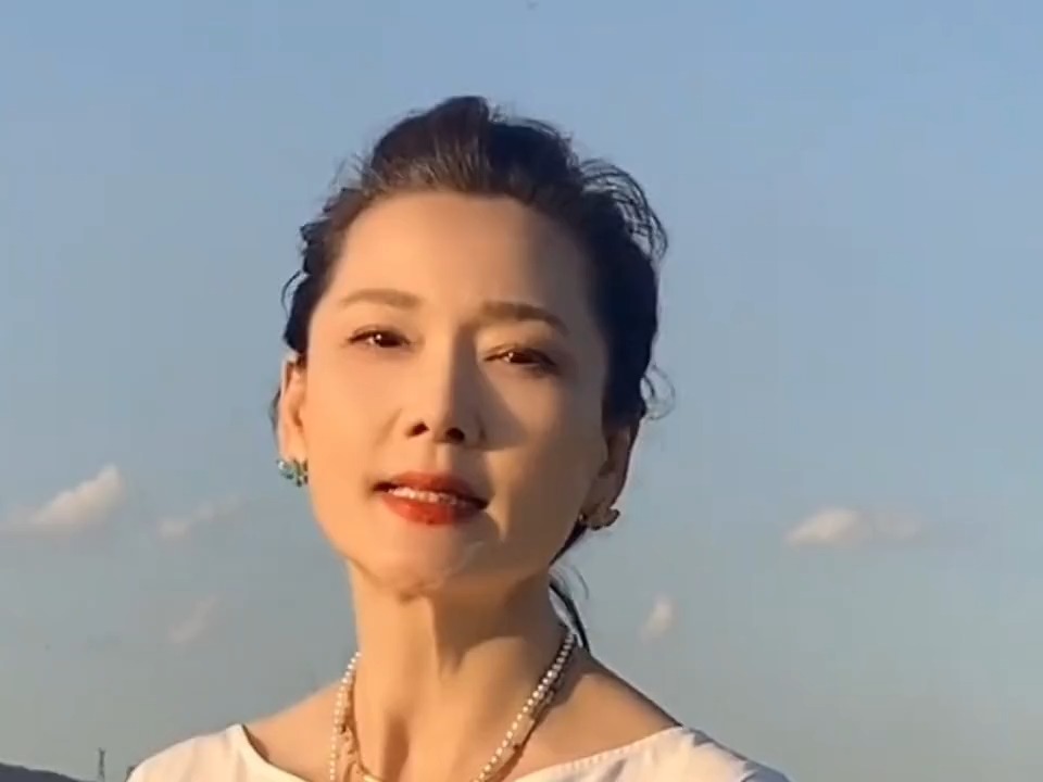 著名演员何赛飞老师深情演绎红歌《绣红旗》这才是真正的大师