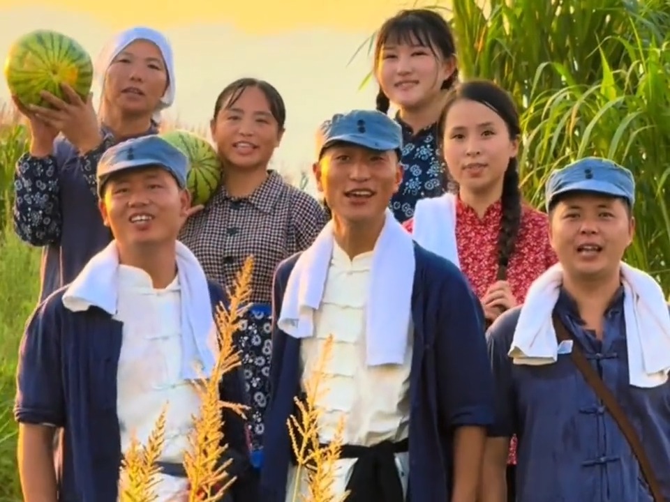 驻村书记携村民倾情演绎红歌《十送红军》带你重温激情燃烧的岁月