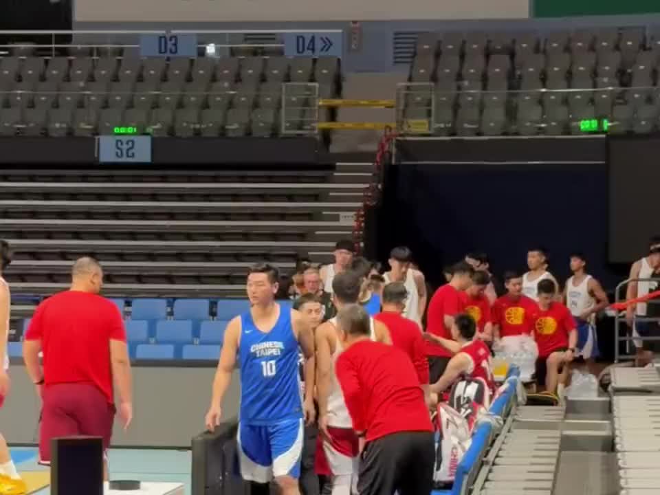 郭士强和陈盈骏握手！中国男篮迎来生死战，明天与中国台北队交手