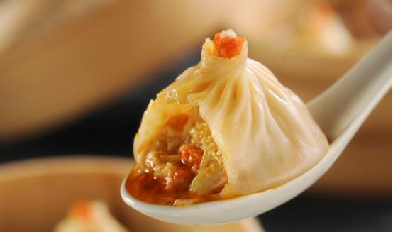 昂贵的蟹黄小笼包鲜香美味满口爆汁成为多少江南人家的童年回忆
