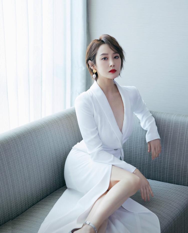 李纯穿衣真放得开大v领礼服高开叉设计太撩人