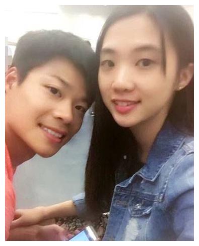 30岁苏炳添现状让人羡慕,已转型成为大学副教授,妻子美貌动人