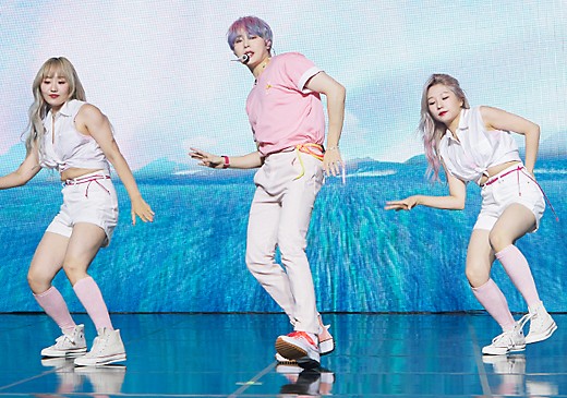 韩国歌手河成云举行第五张迷你专辑发布会