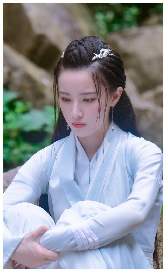 而面对逼死小鱼儿,又不让她随小鱼儿而去的花无缺,铁心兰不顾自己与花
