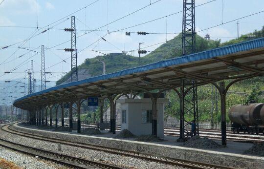 扒挪块站地处梅花山站与背开柱站(新)之间,周边有浦家松林,红光,李家