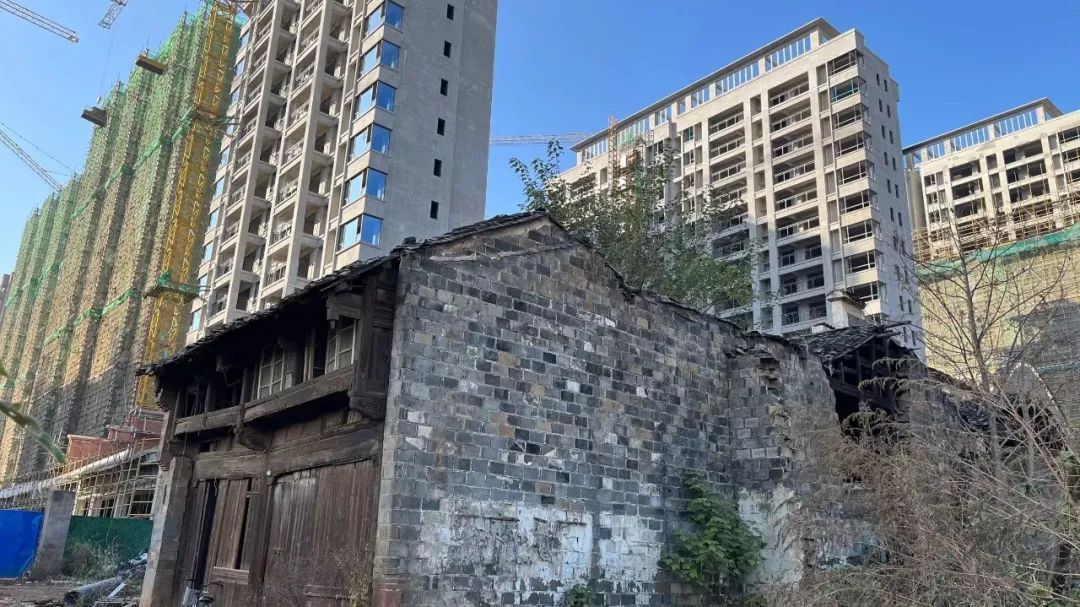 老一中这一片还剩下最后一栋未拆的老宅子老宅子后就是新起的大楼拆除