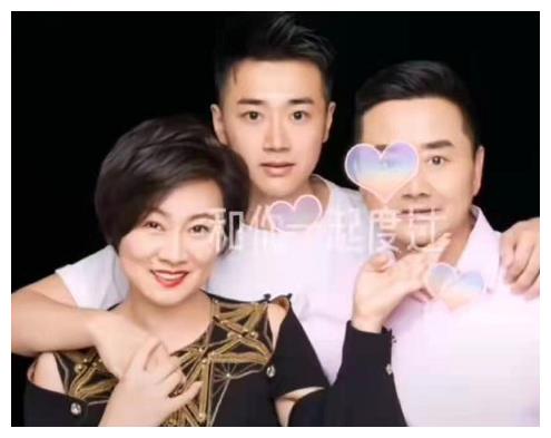 46岁赵海燕为老公庆生,老夫老妻腻歪比心超甜蜜,身