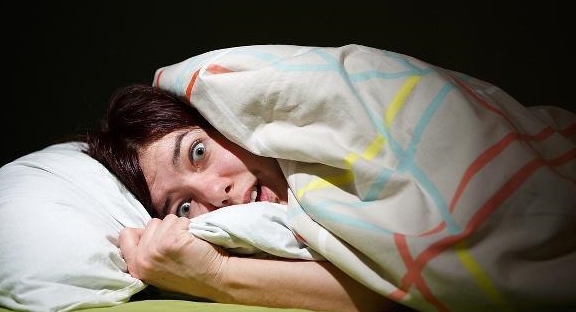 一到凌晨3,4点自然醒,再也无法入睡啥原因?或许和4个疾病有关