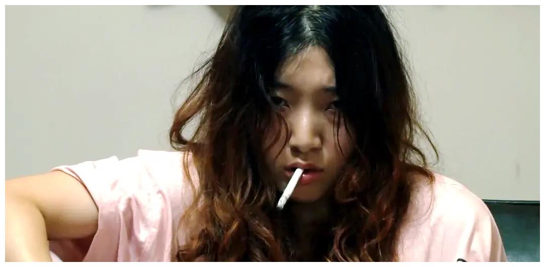 《百元之恋》中,安藤樱丝毫没有形象:蓬头垢面,典型一个堕落的肥宅女