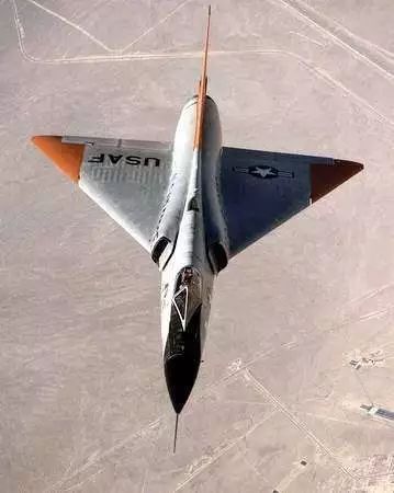 谁说飞机的翅膀一定是平直的