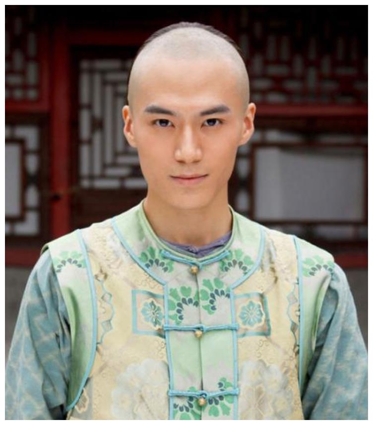 清宫剧往往是最能检验一个男演员颜值的,因为在清宫剧中男演员的发型