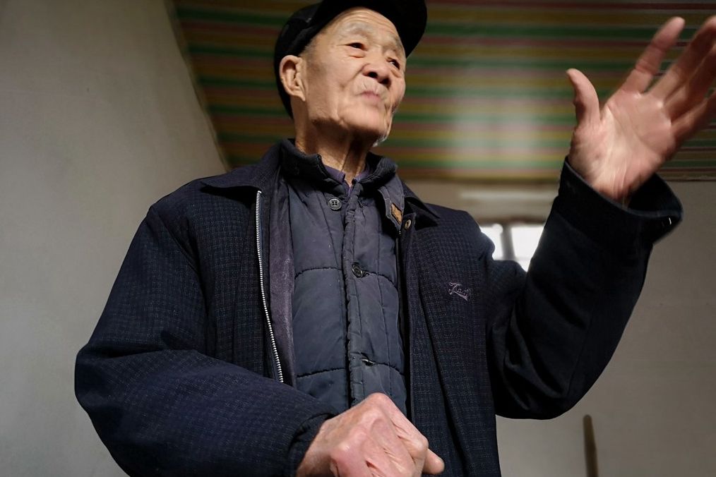 山西农村102岁老人,样子看上去像80岁,看看有1个啥爱好|老爷爷|农村