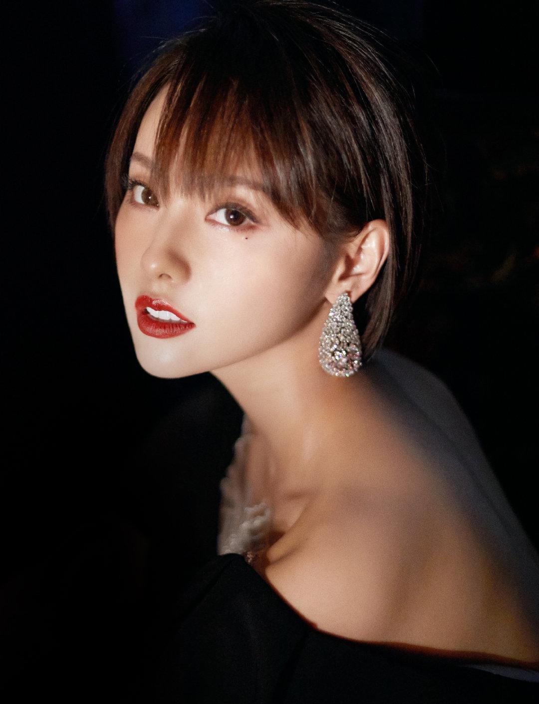 张嘉倪黑色长裙出席时尚活动,干练妆容衬托小v脸,尽显女性魅力