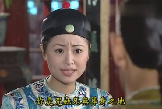 同是被容嬷嬷扎针,旧版紫薇表情让人心疼,新版紫薇目光森冷