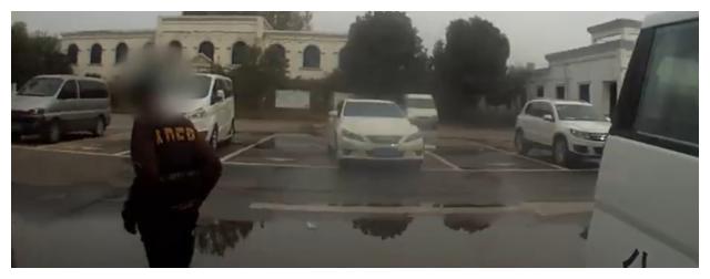 19岁姐姐管教不了弟弟崩溃报警：父母忙工作，弟弟偷钱去网吧休闲区蓝鸢梦想 - Www.slyday.coM