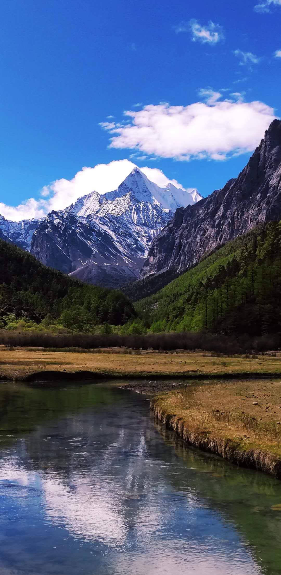 亚丁之央迈勇雪山