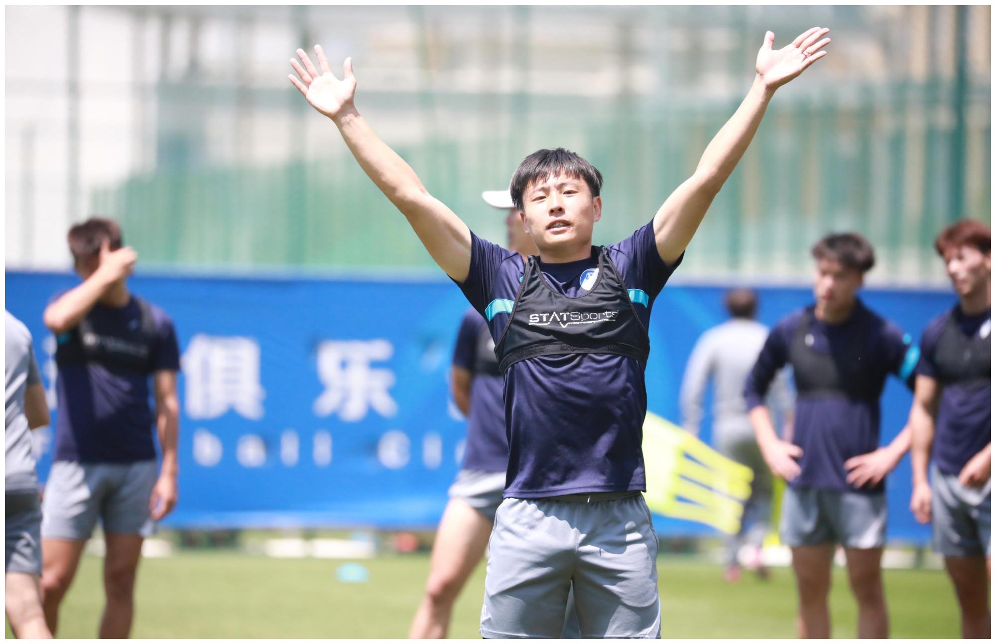 赵旭日虎视眈眈,郑龙张开怀抱,董岩锋又壮了,大连人再战崔康熙